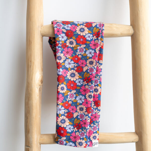Meisjeslegging Blauw met felgekleurde bloemen print.