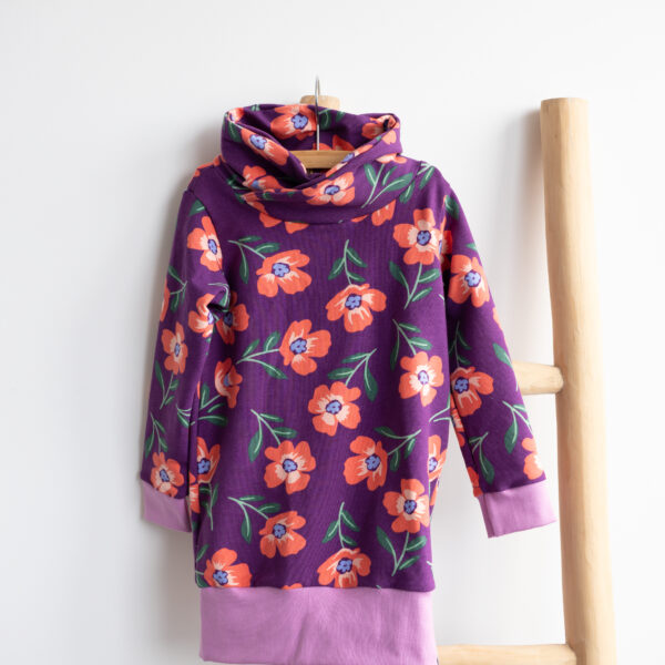 sweater dress in de kleur donker paars met grote bloemen print