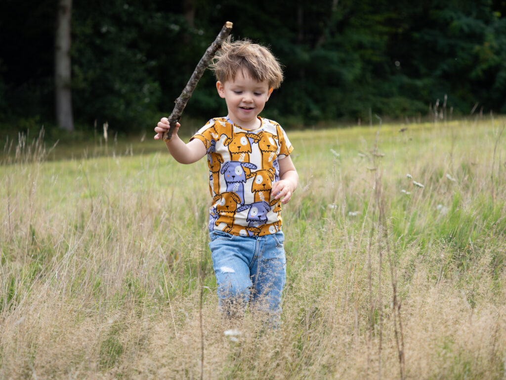 handgemaakt t-shirt voor jongens met ontdeugende hondjes